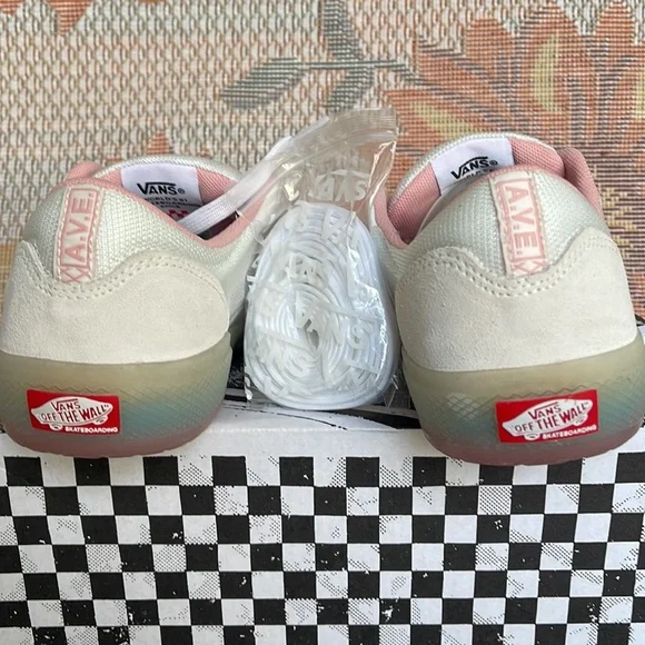 Vans WMNS Ave
White/Powder Pink
VN0A5JIB890
Sneakers - Picture 13 of 16